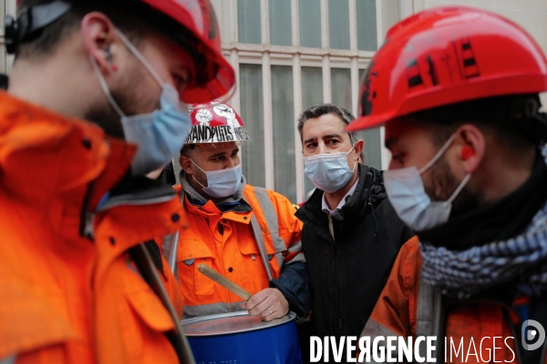 Faux Procès et manifestation devant le siège de Sanofi