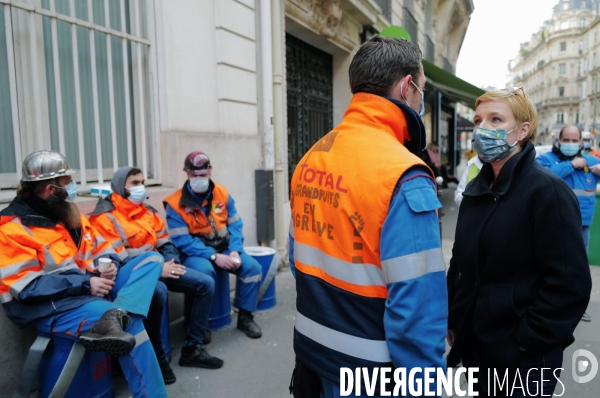 Faux Procès et manifestation devant le siège de Sanofi