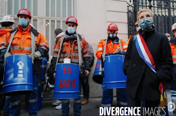 Faux Procès et manifestation devant le siège de Sanofi