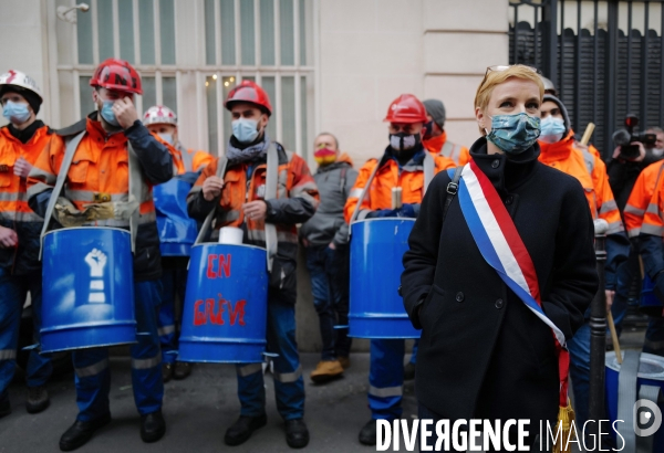 Faux Procès et manifestation devant le siège de Sanofi