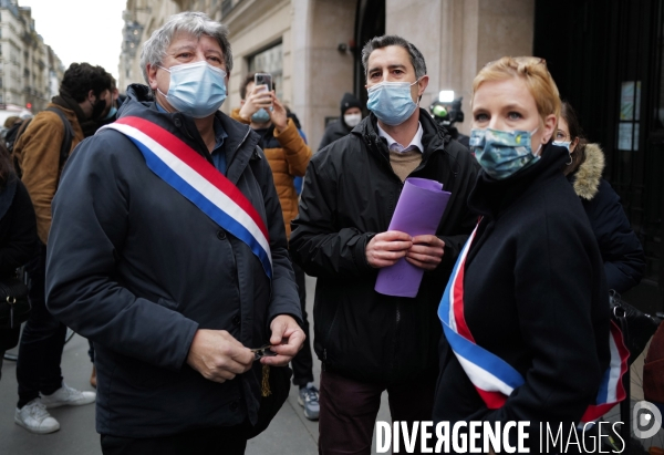 Faux Procès et manifestation devant le siège de Sanofi