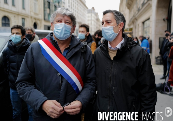 Faux Procès et manifestation devant le siège de Sanofi