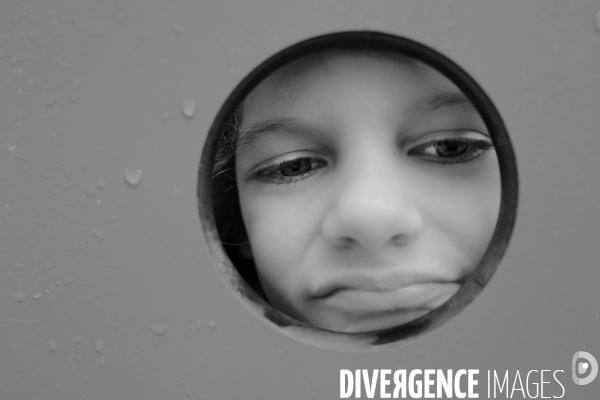 Petitie fille jouant dans un parc