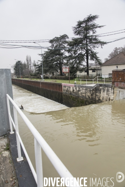 Visite de la vanne de Joinville par Julien Bayou sur la crue de la Seine