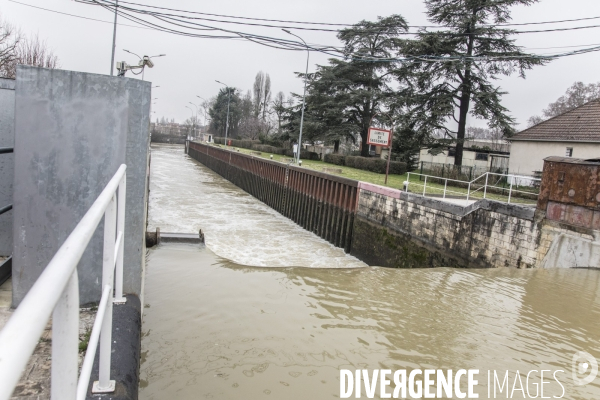 Visite de la vanne de Joinville par Julien Bayou sur la crue de la Seine