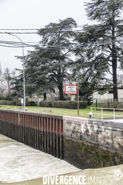 Visite de la vanne de Joinville par Julien Bayou sur la crue de la Seine