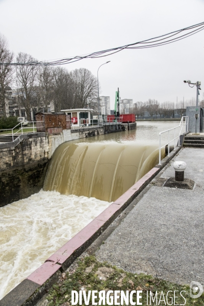 Visite de la vanne de Joinville par Julien Bayou sur la crue de la Seine