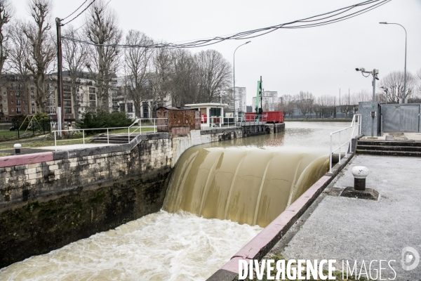Visite de la vanne de Joinville par Julien Bayou sur la crue de la Seine