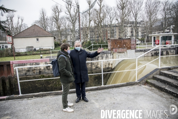 Visite de la vanne de Joinville par Julien Bayou sur la crue de la Seine