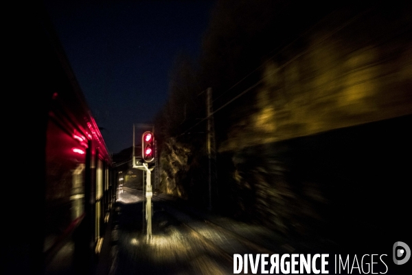 Paysages de nuit depuis le train