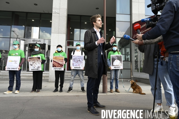 Cause animale : Action nationale L214 devant le siège de SUBWAY pour dénoncer les conditions d elevage des poulets de chair. Animals rights, chickens.