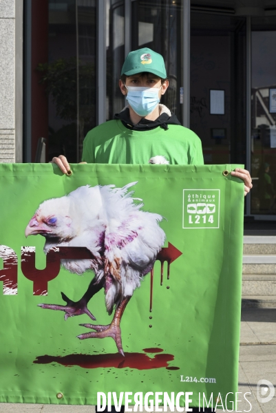 Cause animale : Action nationale L214 devant le siège de SUBWAY pour dénoncer les conditions d elevage des poulets de chair. Animals rights, chickens.