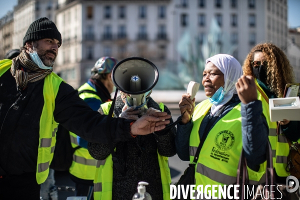 Les Biffins manifestent devant la Mairie du XX eme /Paris