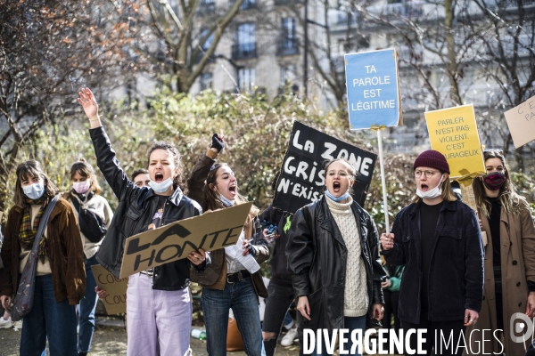 Manifestation, a l appel du collectif callisto,  devant le cours florent contre l impunite des violences sexuelles dans l ecole.