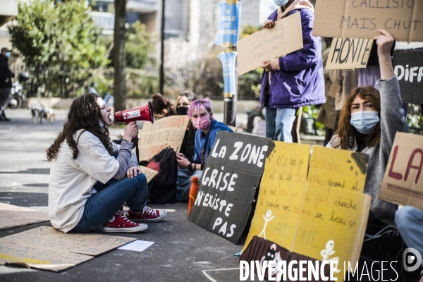 Manifestation, a l appel du collectif callisto,  devant le cours florent contre l impunite des violences sexuelles dans l ecole.