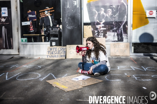 Manifestation, a l appel du collectif callisto,  devant le cours florent contre l impunite des violences sexuelles dans l ecole.