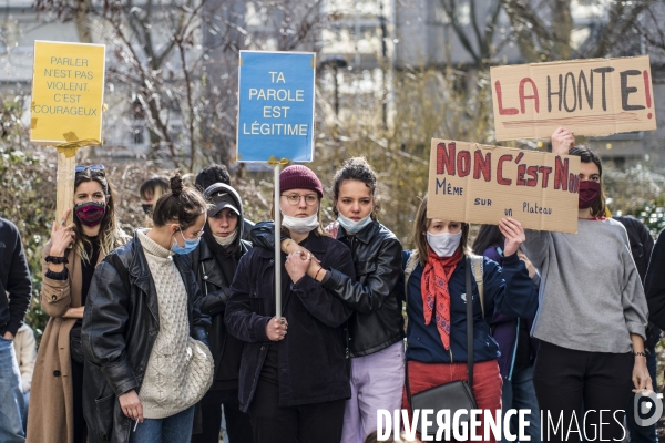 Manifestation, a l appel du collectif callisto,  devant le cours florent contre l impunite des violences sexuelles dans l ecole.