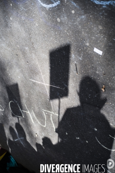 Manifestation, a l appel du collectif callisto,  devant le cours florent contre l impunite des violences sexuelles dans l ecole.