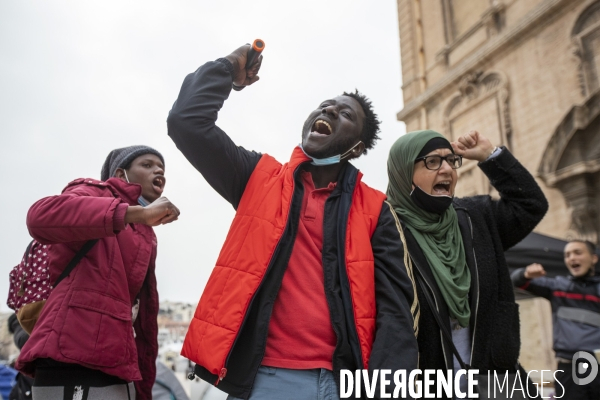 Mineurs étrangers devant la mairie de Marseille