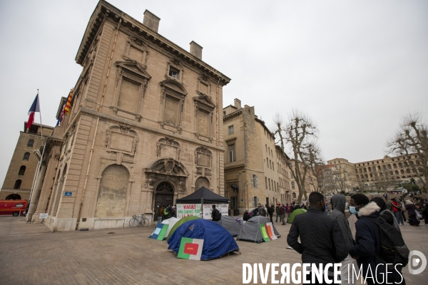 Mineurs étrangers devant la mairie de Marseille