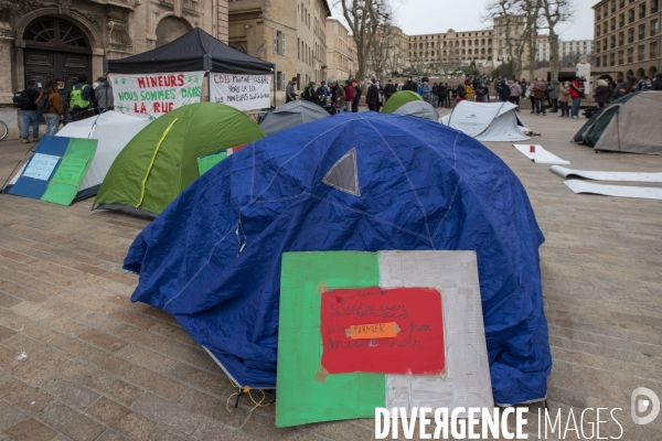 Mineurs étrangers devant la mairie de Marseille