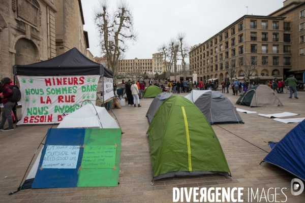 Mineurs étrangers devant la mairie de Marseille