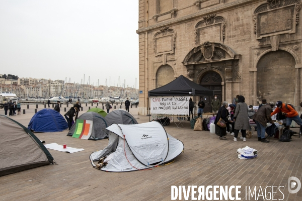 Mineurs étrangers devant la mairie de Marseille