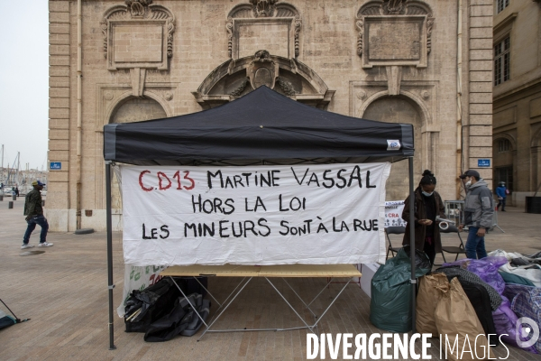 Mineurs étrangers devant la mairie de Marseille