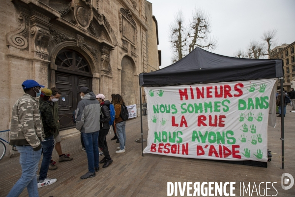 Mineurs étrangers devant la mairie de Marseille