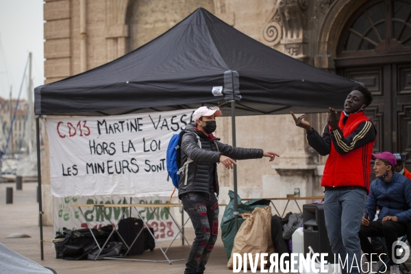 Mineurs étrangers devant la mairie de Marseille