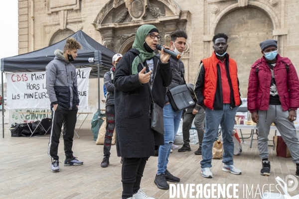 Mineurs étrangers devant la mairie de Marseille