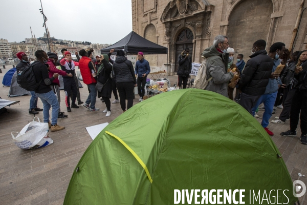 Mineurs étrangers devant la mairie de Marseille