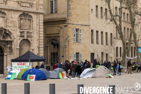 Mineurs étrangers devant la mairie de Marseille