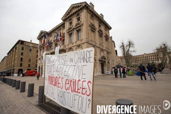 Mineurs étrangers devant la mairie de Marseille