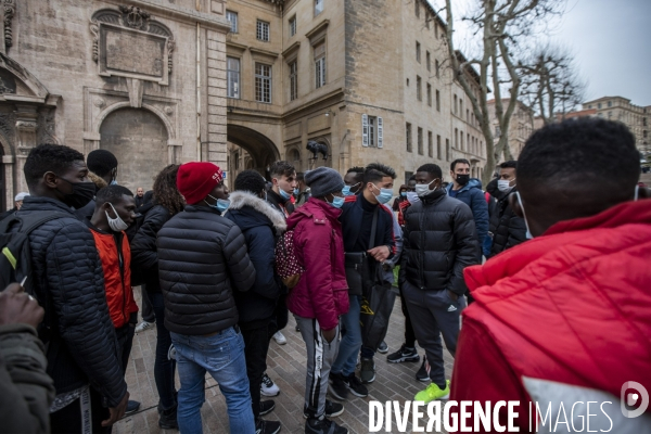 Mineurs étrangers devant la mairie de Marseille