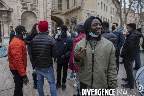 Mineurs étrangers devant la mairie de Marseille