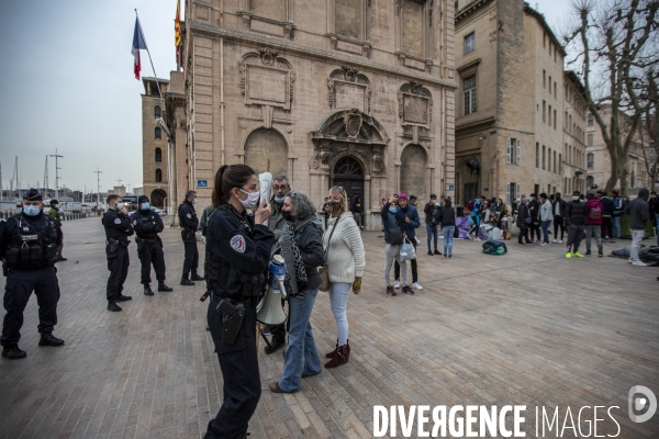 Mineurs étrangers devant la mairie de Marseille