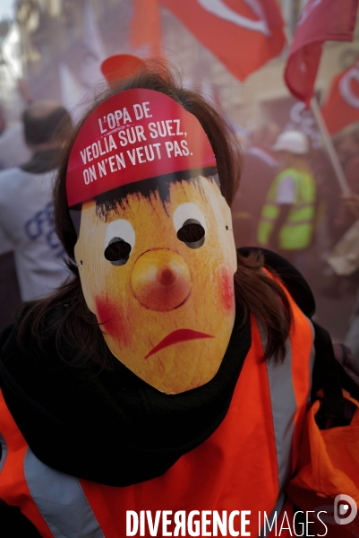 Rassemblement à l appel de l intersyndicale de Suez contre le rachat par Veolia