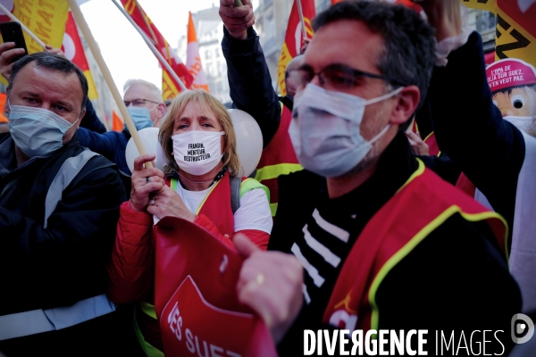 Rassemblement à l appel de l intersyndicale de Suez contre le rachat par Veolia