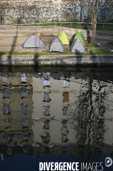 Le service de sécurité de la mairie de Paris chasse les gens devenus SDF et qui vivent sous une tente. Homeless are chased away by the Mairie de Paris security.