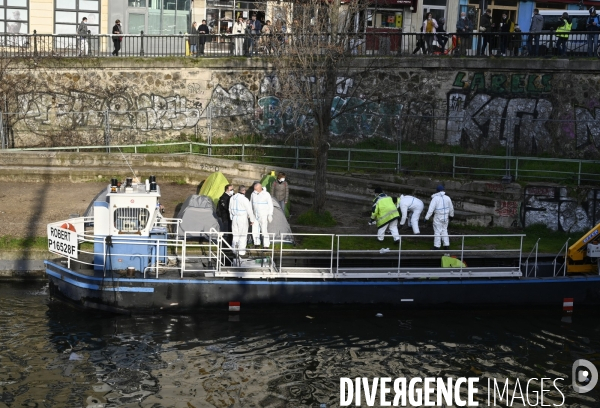 Le service de sécurité de la mairie de Paris chasse les gens devenus SDF et qui vivent sous une tente. Homeless are chased away by the Mairie de Paris security.