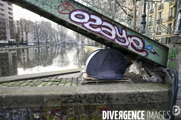 Le service de sécurité de la mairie de Paris chasse les gens devenus SDF et qui vivent sous une tente. Homeless are chased away by the Mairie de Paris security.