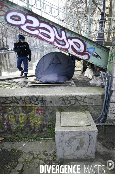 Le service de sécurité de la mairie de Paris chasse les gens devenus SDF et qui vivent sous une tente. Homeless are chased away by the Mairie de Paris security.