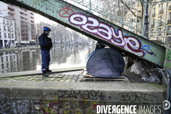 Le service de sécurité de la mairie de Paris chasse les gens devenus SDF et qui vivent sous une tente. Homeless are chased away by the Mairie de Paris security.