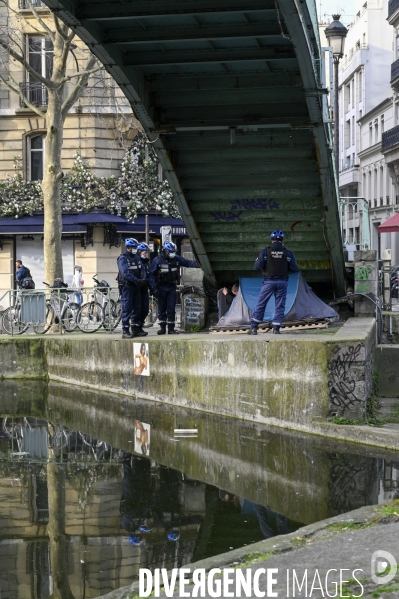 Le service de sécurité de la mairie de Paris chasse les gens devenus SDF et qui vivent sous une tente. Homeless are chased away by the Mairie de Paris security.