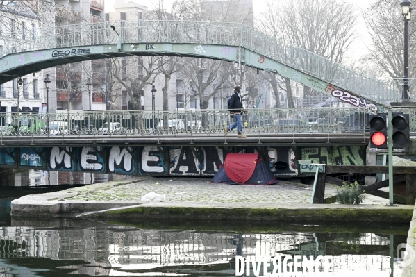 Le service de sécurité de la mairie de Paris chasse les gens devenus SDF et qui vivent sous une tente. Homeless are chased away by the Mairie de Paris security.