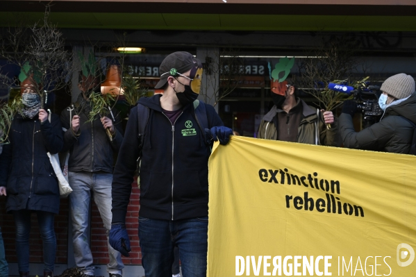 Action Extinction Rebellion :  STOP LE DOUBLE JEU  contre le groupe CASINO pour dénoncer son rôle dans la déforestation en Amazonie, Action Extinction Rebellion :  STOP THE DOUBLE GAME  against the CASINO group, in its role deforestation in Amazonie.