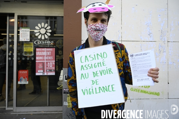 Action Extinction Rebellion :  STOP LE DOUBLE JEU  contre le groupe CASINO pour dénoncer son rôle dans la déforestation en Amazonie, Action Extinction Rebellion :  STOP THE DOUBLE GAME  against the CASINO group, in its role deforestation in Amazonie.