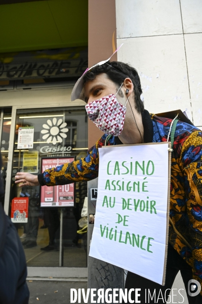 Action Extinction Rebellion :  STOP LE DOUBLE JEU  contre le groupe CASINO pour dénoncer son rôle dans la déforestation en Amazonie, Action Extinction Rebellion :  STOP THE DOUBLE GAME  against the CASINO group, in its role deforestation in Amazonie.