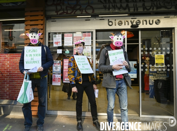 Action Extinction Rebellion :  STOP LE DOUBLE JEU  contre le groupe CASINO pour dénoncer son rôle dans la déforestation en Amazonie, Action Extinction Rebellion :  STOP THE DOUBLE GAME  against the CASINO group, in its role deforestation in Amazonie.